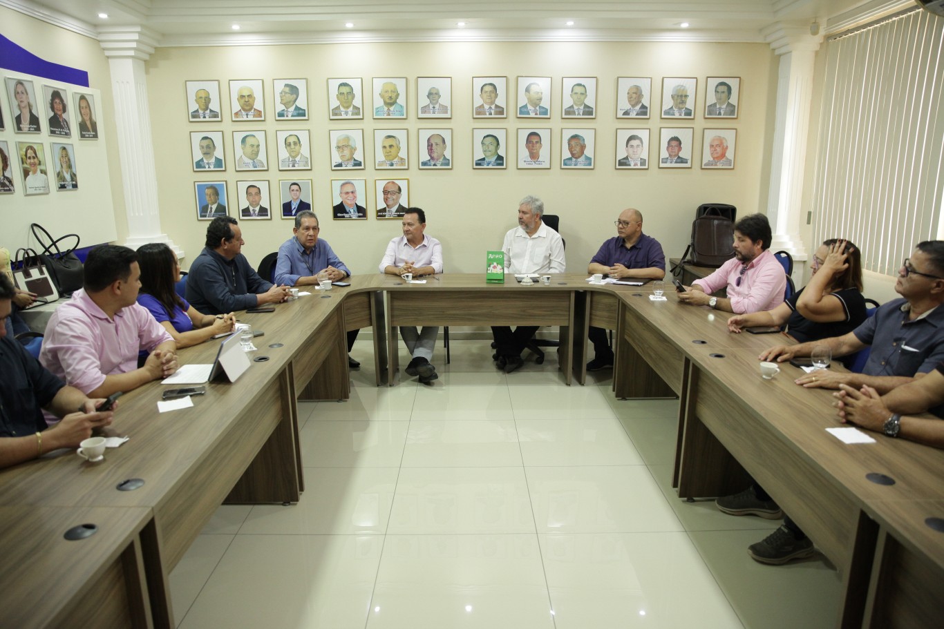 Prefeito Zé Maria Tapajós participa de reunião para discutir serviços para o Distrito Industrial