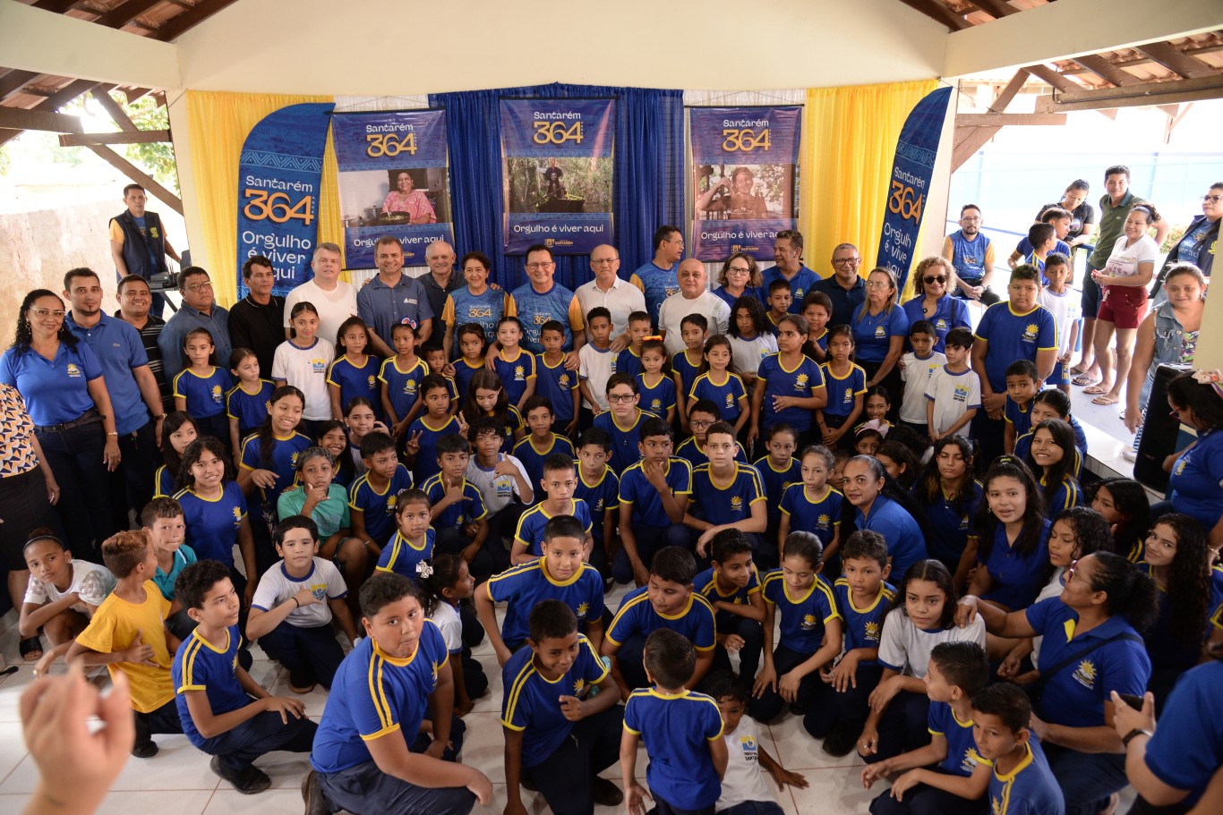Imagem de Alunos, técnicos, professores e a comunidade fazem festa com a entrega da nova Escola Frei Rainério, no Jutaí