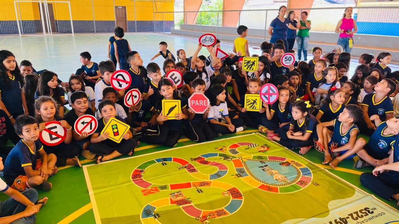 SMT realiza palestra educativa sobre trânsito na Escola Municipal Ester Ferreira