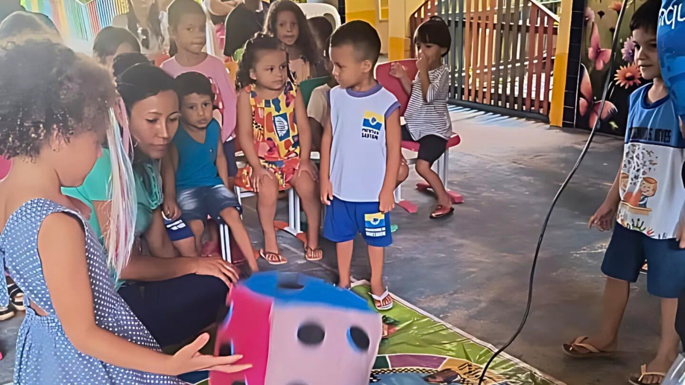 Alunos do Cemei Ademaro Neves, na Matinha, participam de palestra sobre educação no trânsito