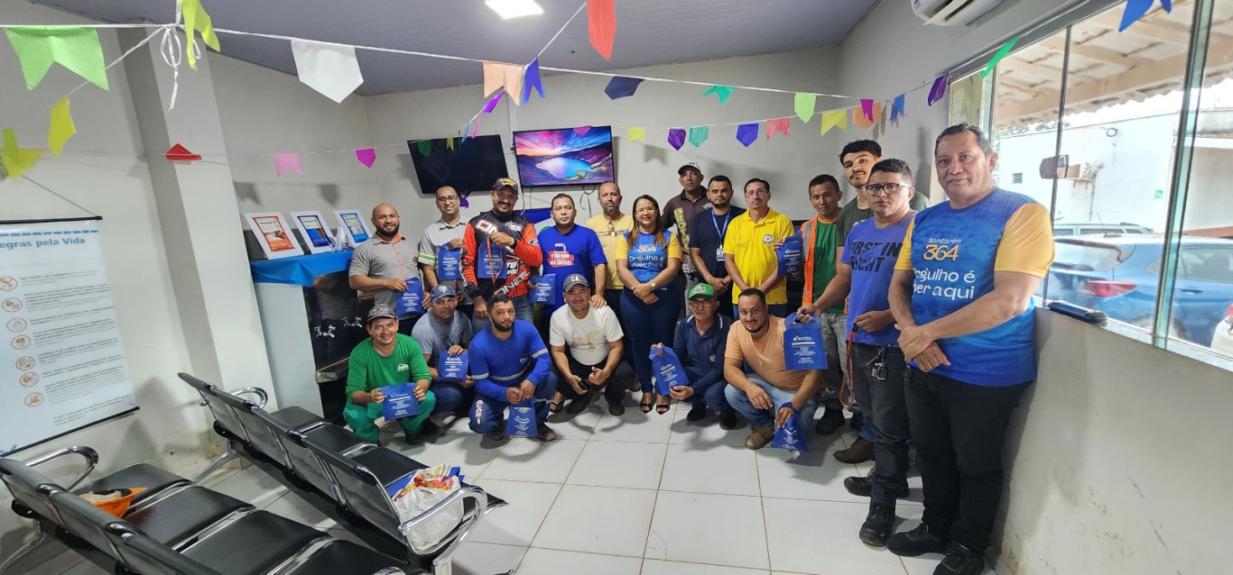 Caminhoneiros participam de ação educativa promovida pela SMT