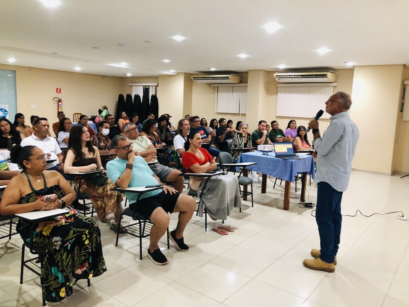 Imagem de Semtur realiza palestras sobre excelência no atendimento turístico em Alter do Chão