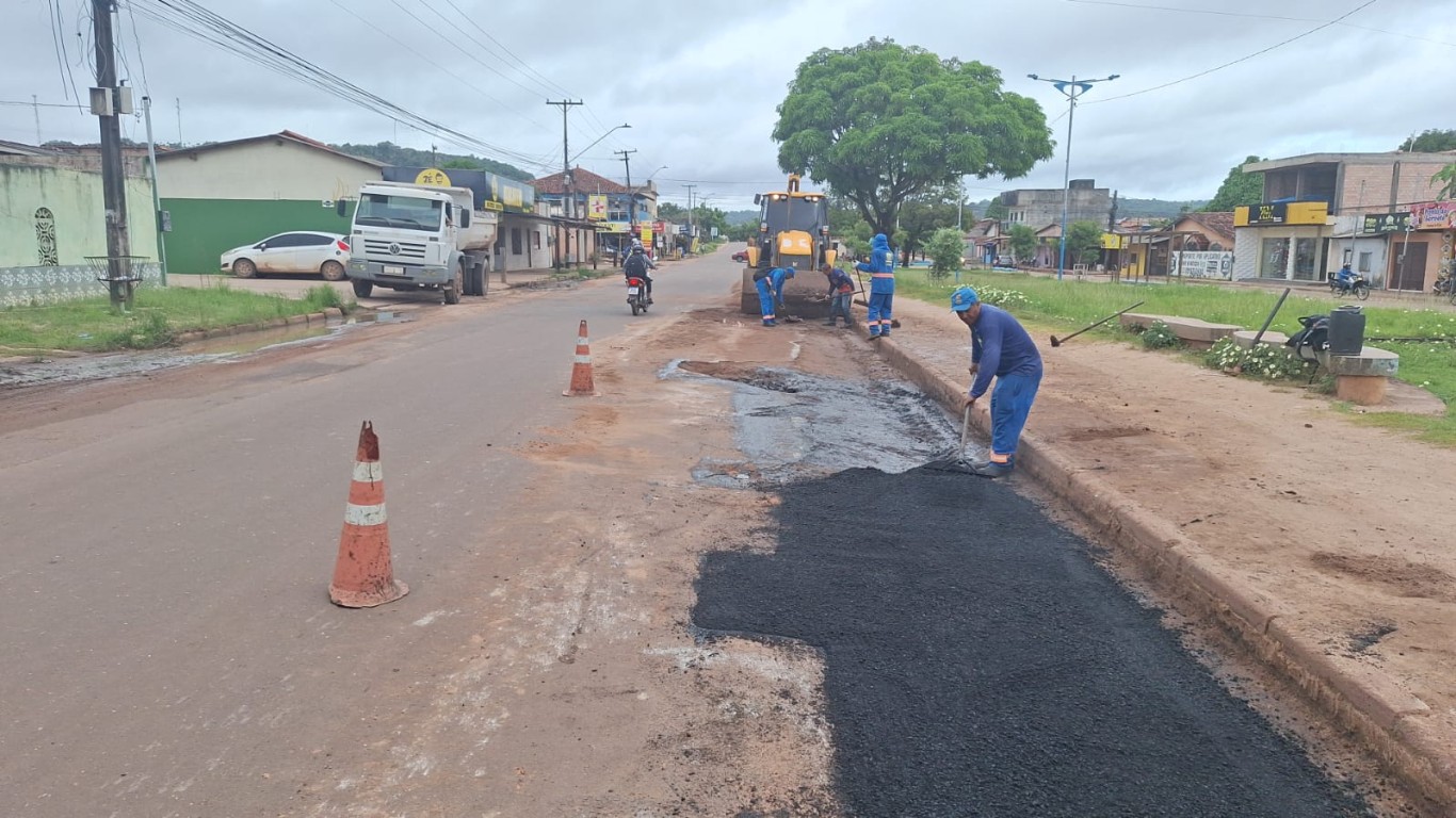 Imagem de Prefeitura de Santarém executa serviços de terraplanagem e recuperação asfáltica na manhã de hoje (17)