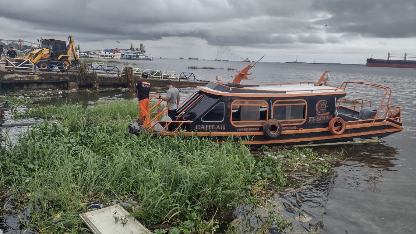 Prefeitura faz limpeza no Rio Tapajós em frente à Praça Tiradentes