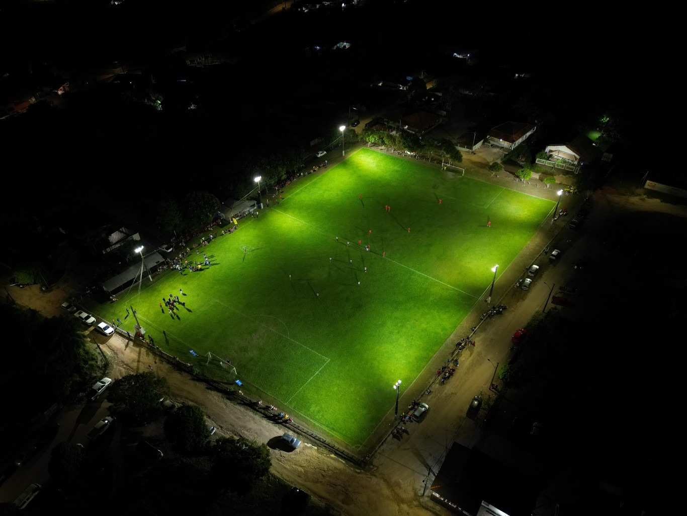 Prefeitura entrega nova iluminação do Campo do Botafogo e transforma noite em festa na comunidade Tabocal