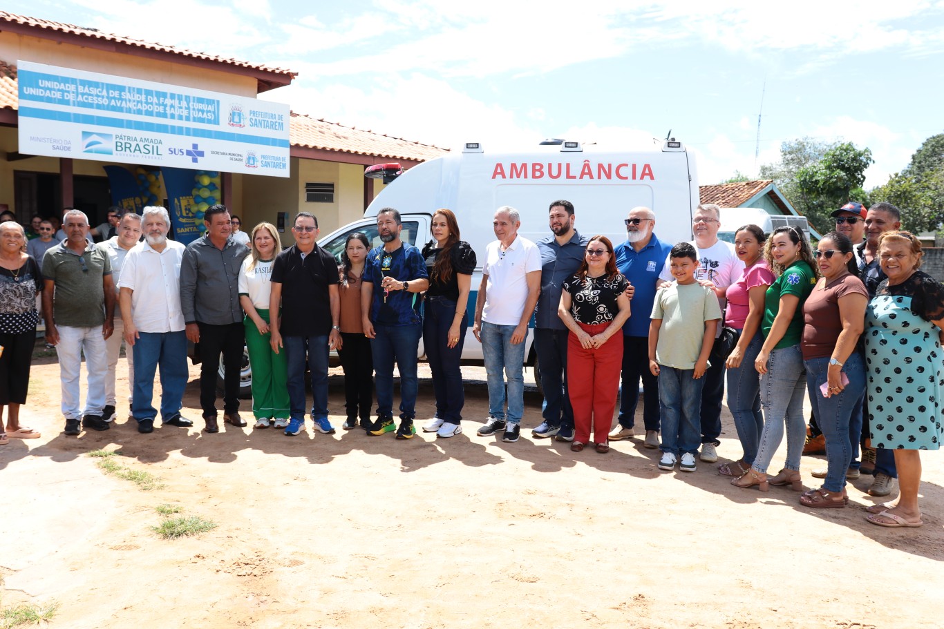 Prefeito entrega ambulância e assina ordem de serviço para reforma da UBS de Vila Curuai, no Lago Grande