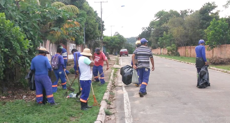 Prefeitura avança com serviços de limpeza ao longo da Everaldo Martins e demais pontos da cidade