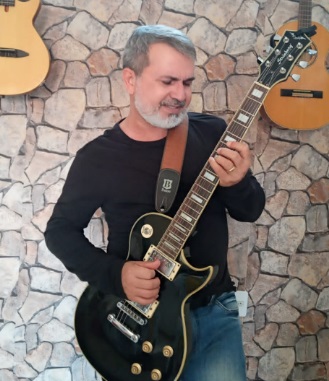 Guitarrada e xote irão animar internautas na live ‘Clube das Quintas’ com o cantor e compositor Júlio Tapará