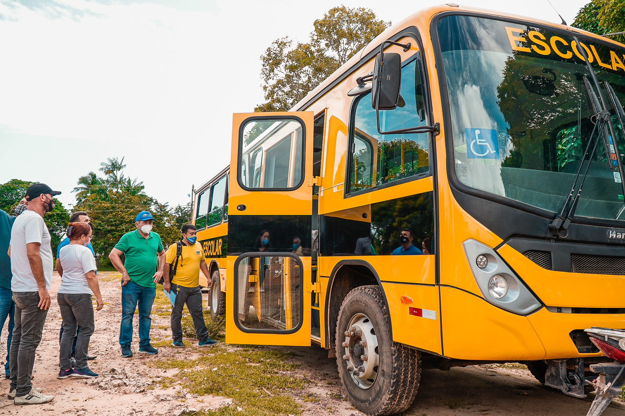 Investimento na educação rural: Lago Grande recebe dois ônibus escolares e 1,3 mil novos uniformes