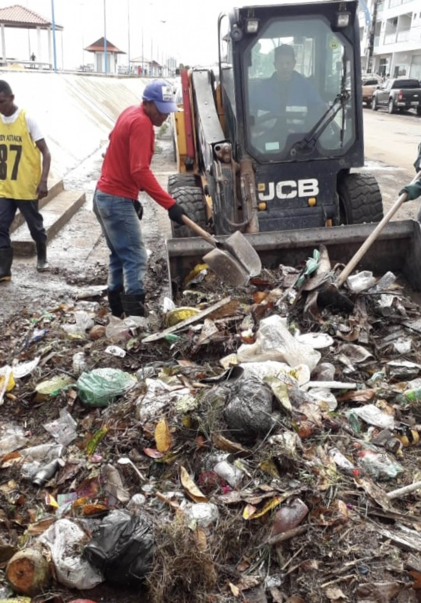 Lixo acumulado em pontos de drenagem provoca transtorno na Orla de Santarém