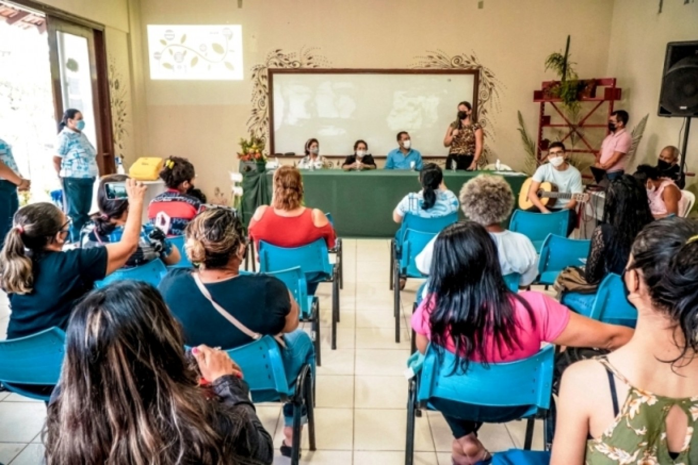 Mulheres atendidas pelo Centro Maria do Pará iniciam curso de informática básica 