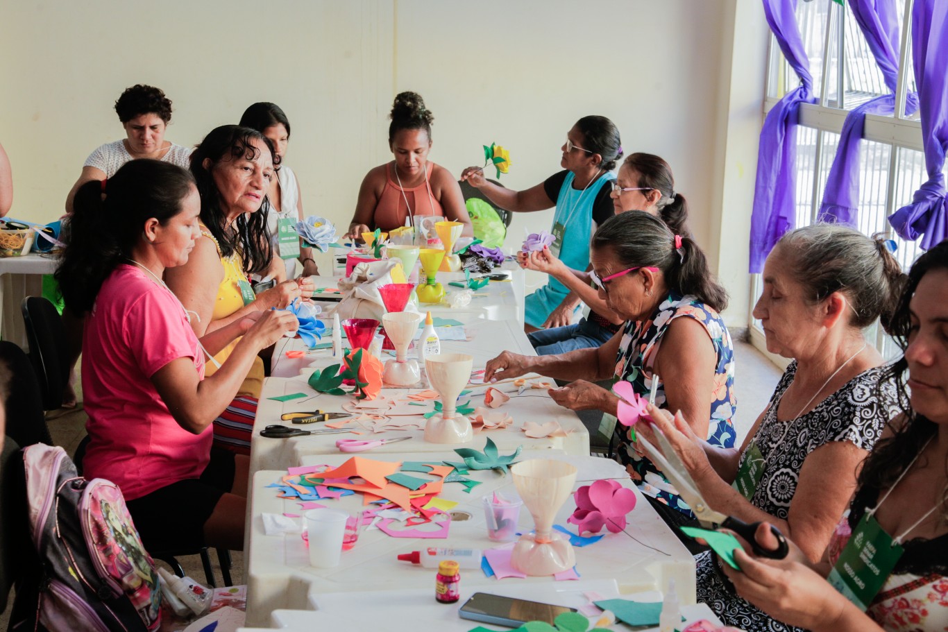 Mulheres participam de oficina de geração de renda com materiais recicláveis no CRAS São José Operário