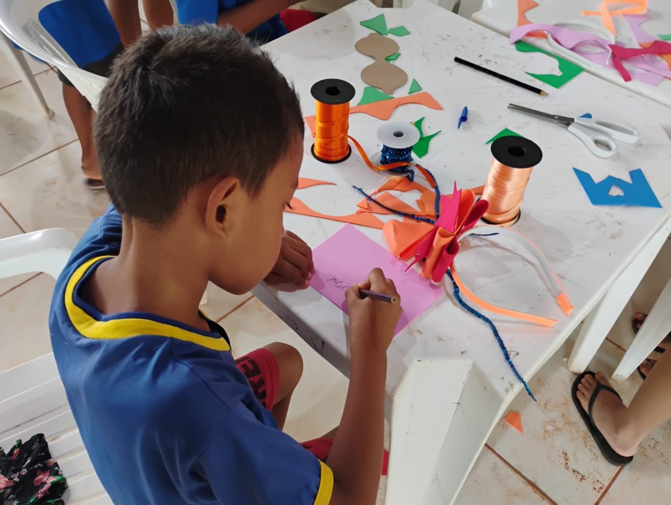 Crianças e adolescentes participam de oficinas de adereços carnavalescos