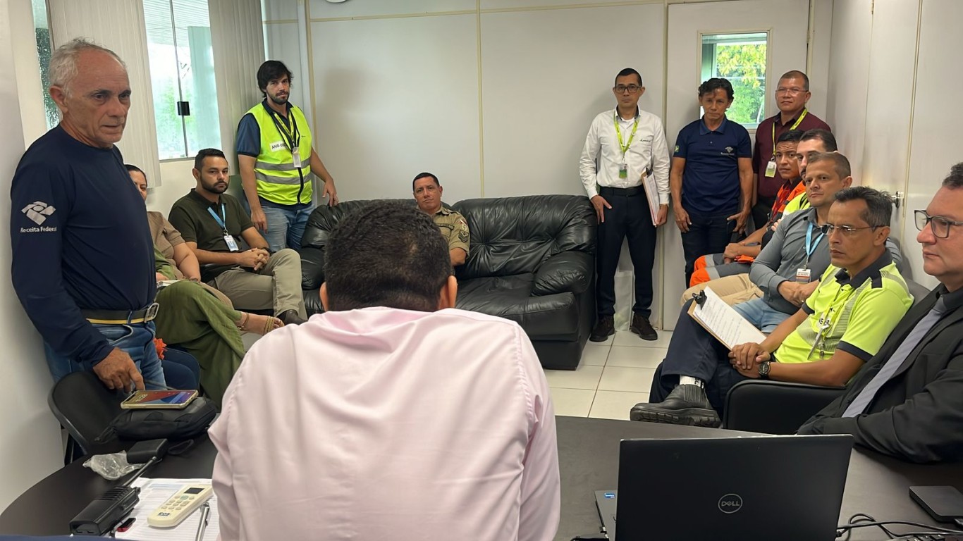 Direção do Hospital Municipal participa de reunião para discutir planejamento de emergência aeroportuária