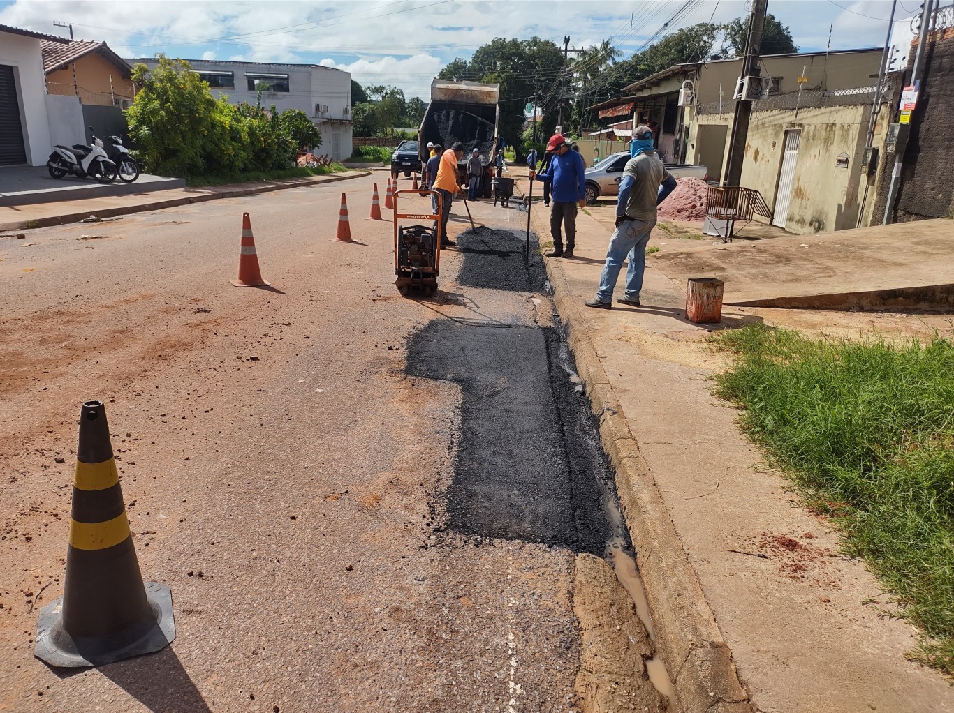 Recuperação asfáltica avança em vários pontos da cidade