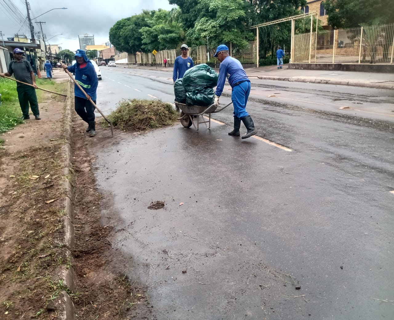 Limpeza na manhã desta quarta-feira na Avenida Plácido de Castro (12). Foto: Alciane Ayres.