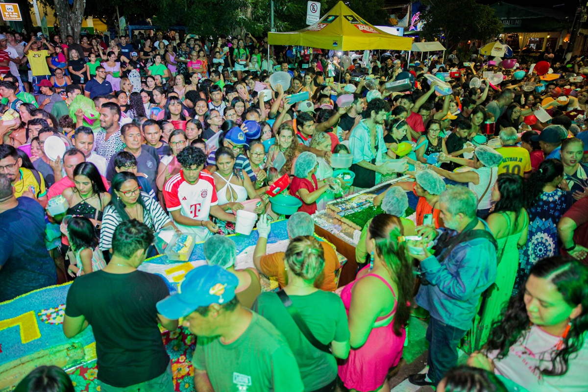 População fez a festa com a partilha do bolo. Foto: Rony Aires.