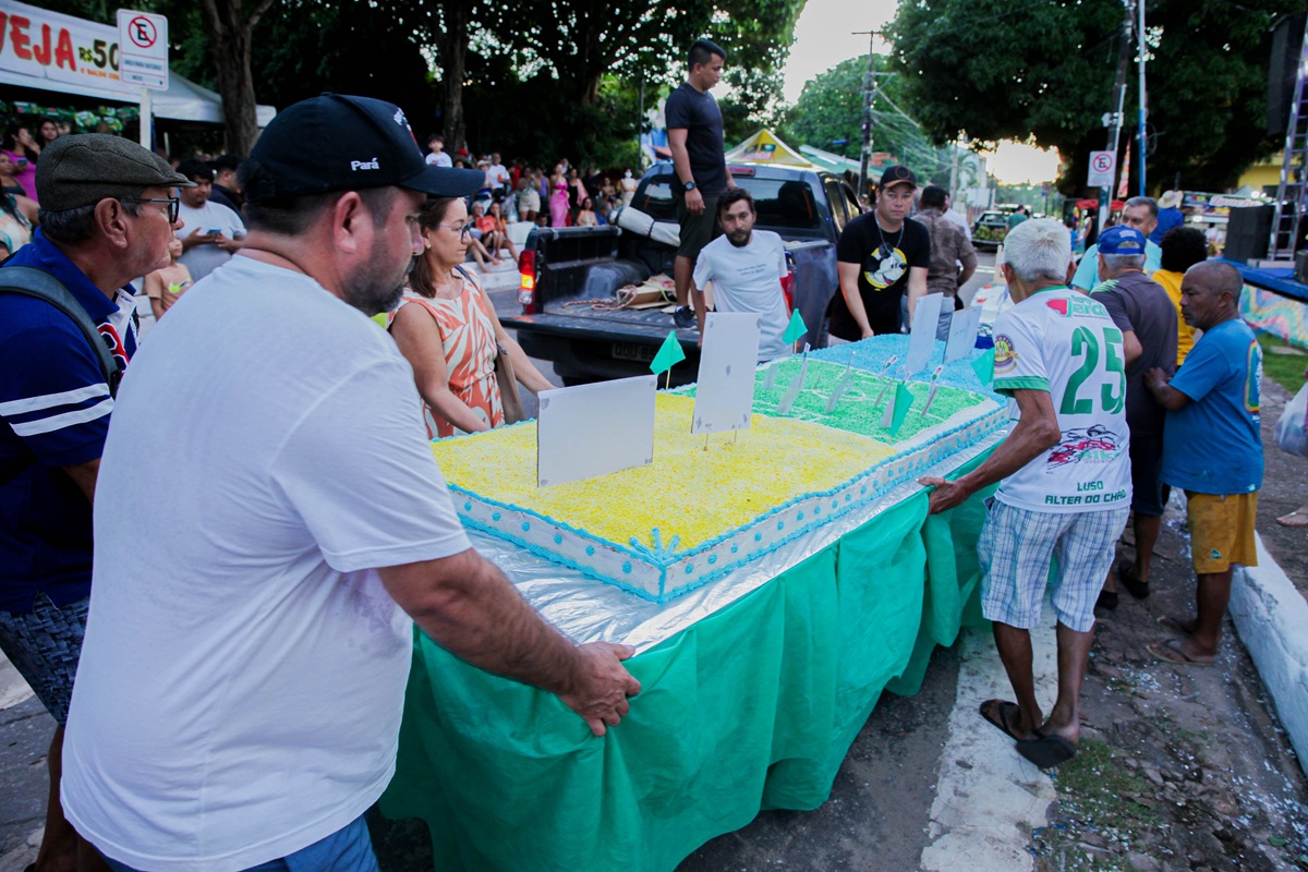 Chegada dos bolos para o super parabéns à Alter. Foto: Rony Aires. 