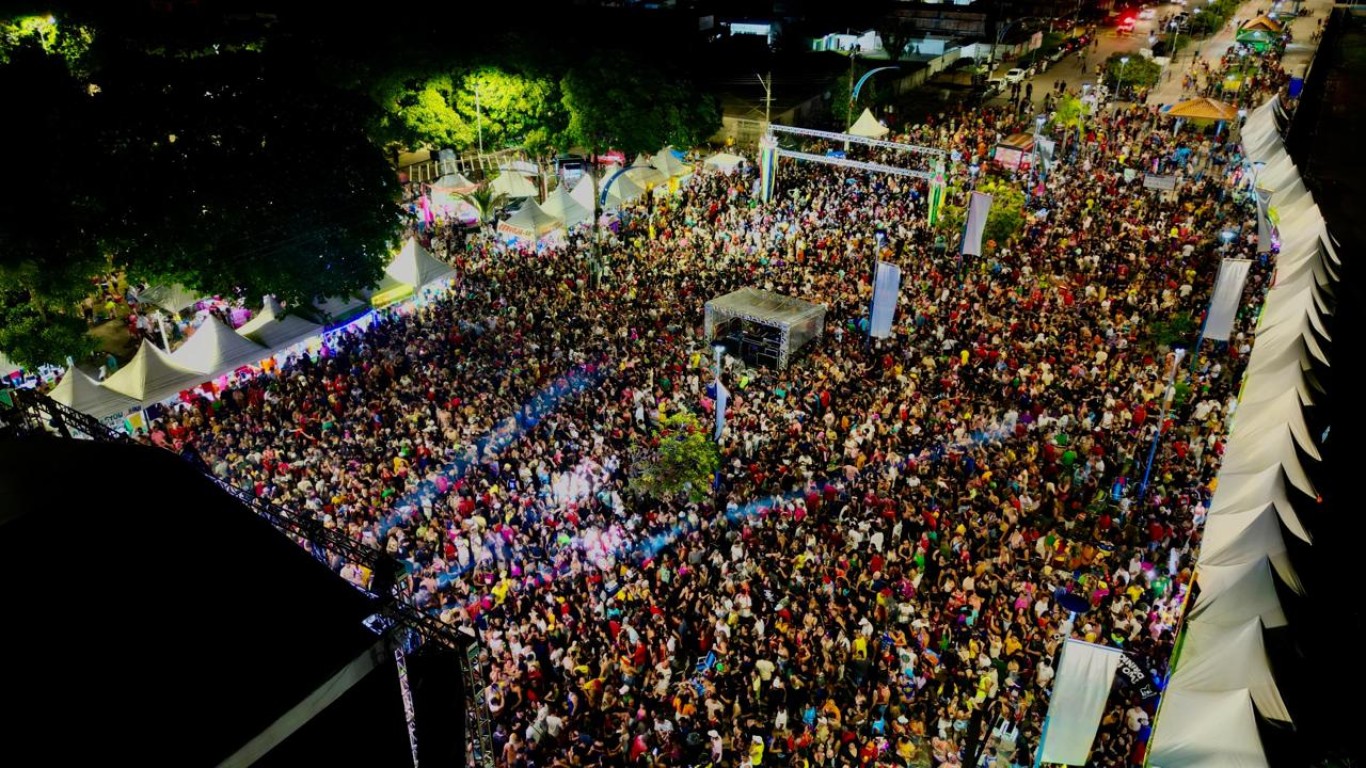 Circuito Tapajônico: Blocos Tradicionais nos bairros e público recorde na Praça Tiradentes marcam quarto dia de folia