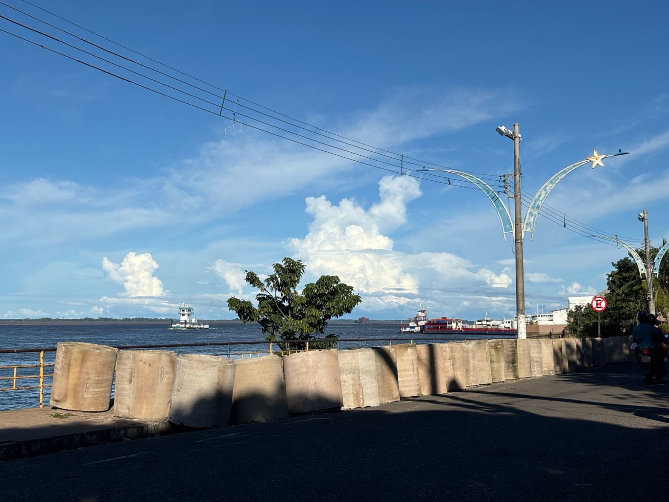 Prefeitura de Santarém realiza serviços de infraestrutura em trecho da orla da cidade