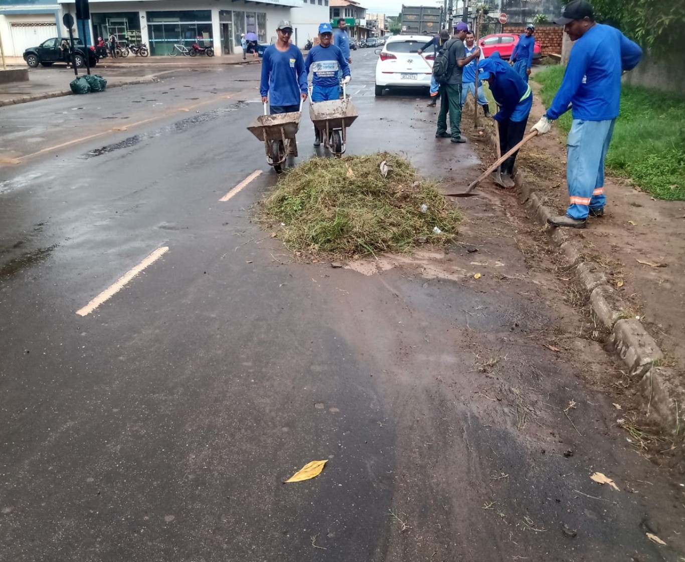 Semurb intensifica trabalhos de desobstrução em sistema de drenagem e limpeza do meio fio em vias públicas 