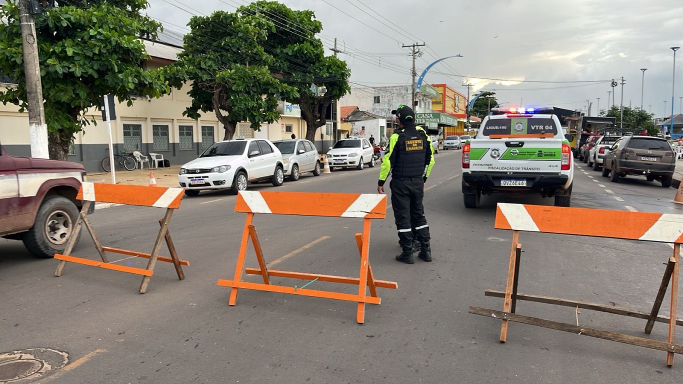 Agentes de Trânsito da SMT garantem segurança viária durante o Carnaval em Santarém