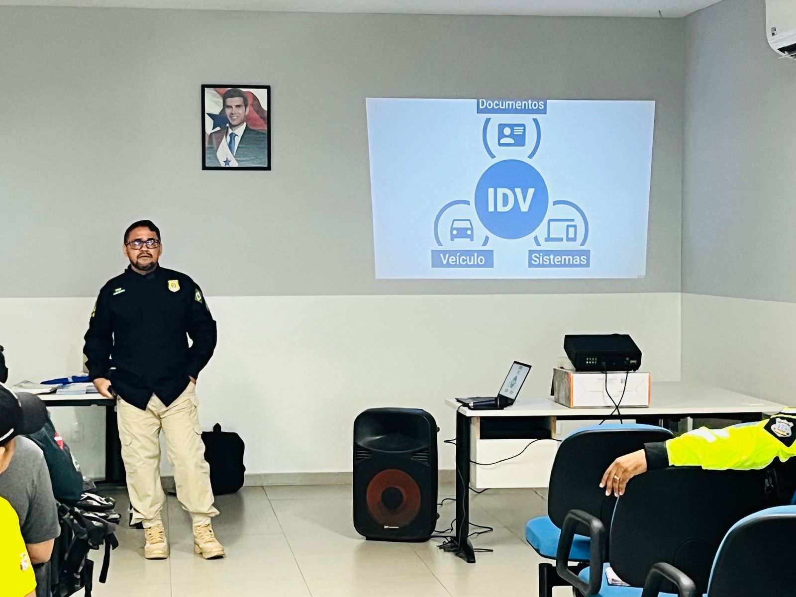 Treinamento tem como foco a qualifica&ccedil;&atilde;o t&eacute;cnica dos agentes para identificar ve&iacute;culos adulterados. Foto: Fabr&iacute;cio Gal&uacute;cio/Ag&ecirc;ncia Santar&eacute;m.