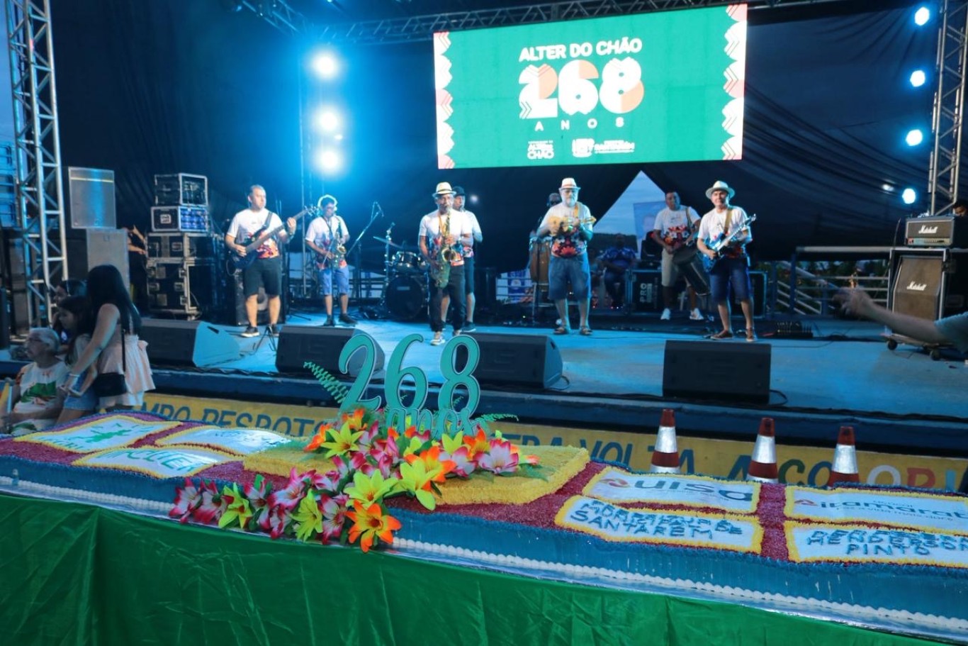 Bolo coletivo de 82 metros, banho de cheiro e grandes shows marcam os 268 anos de Alter do Chão