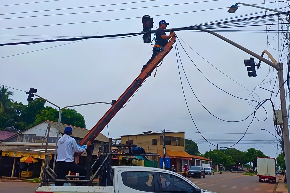 Revis&otilde;es peri&oacute;dicas dos controladores eletr&ocirc;nicos, substitui&ccedil;&atilde;o de l&acirc;mpadas e m&oacute;dulos de LED.