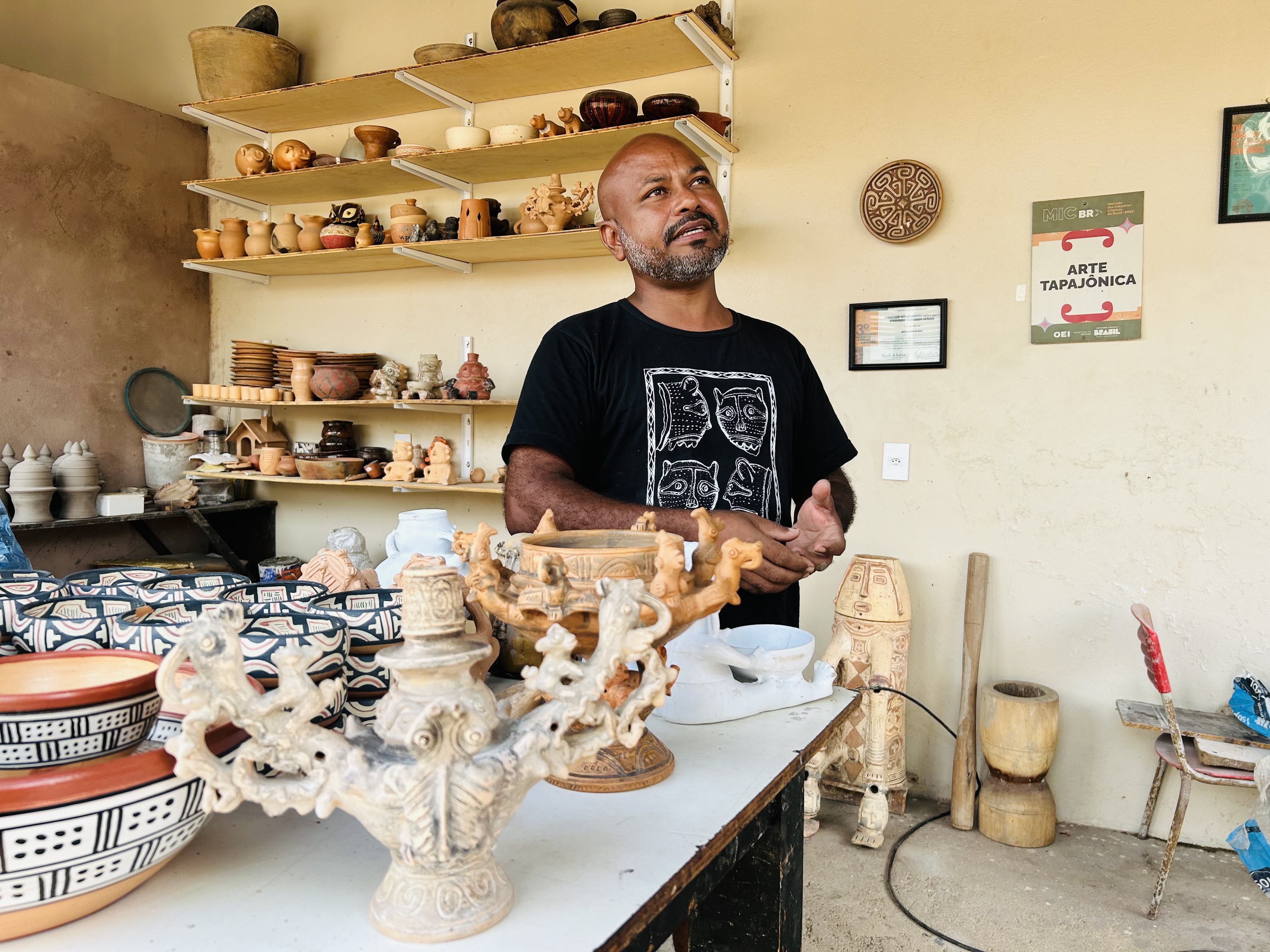 Obras do artes&atilde;o s&atilde;o inspiradas na cultura ind&iacute;gena.