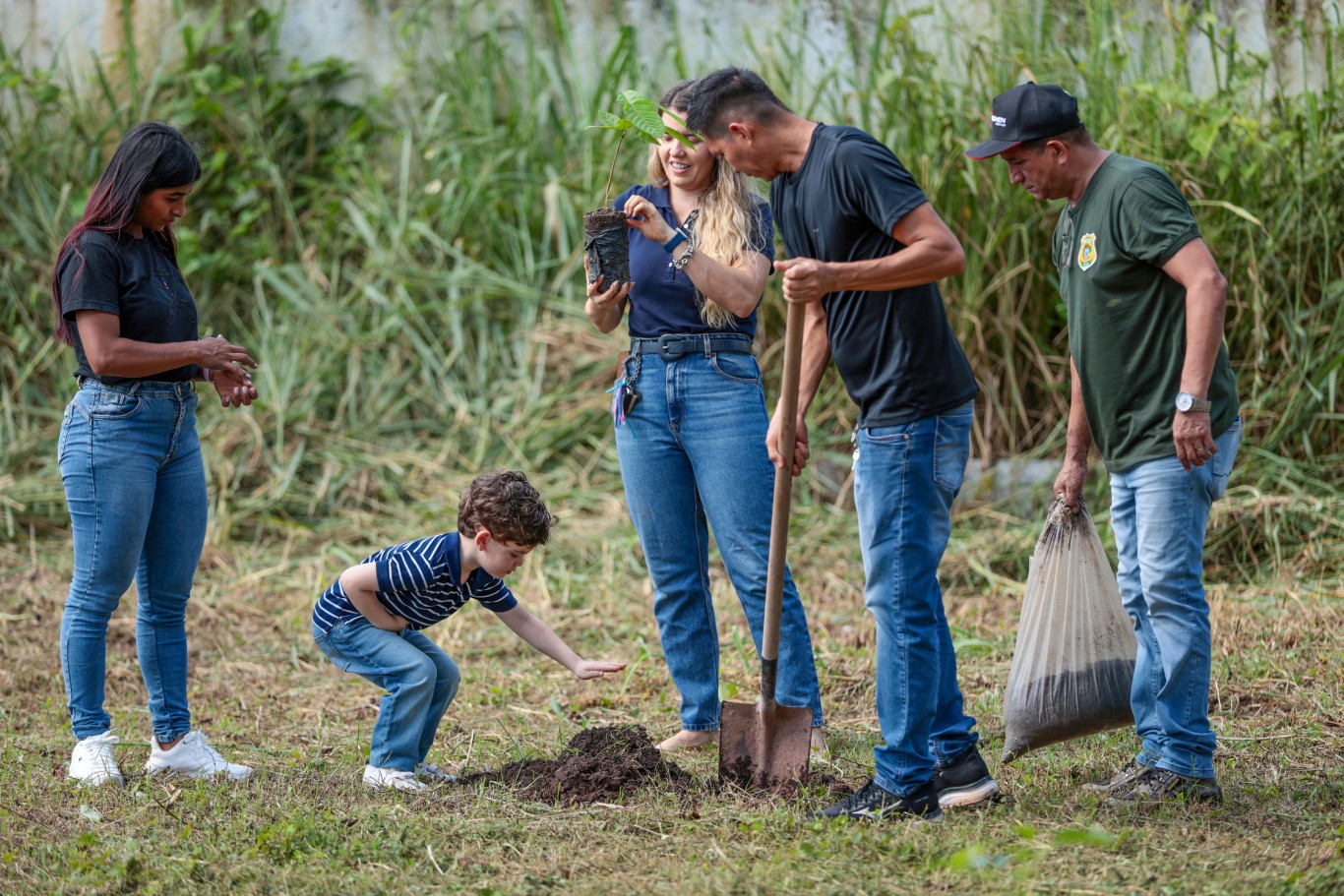 Plantio de mudas marca ação ambiental em alusão ao Dia das Florestas