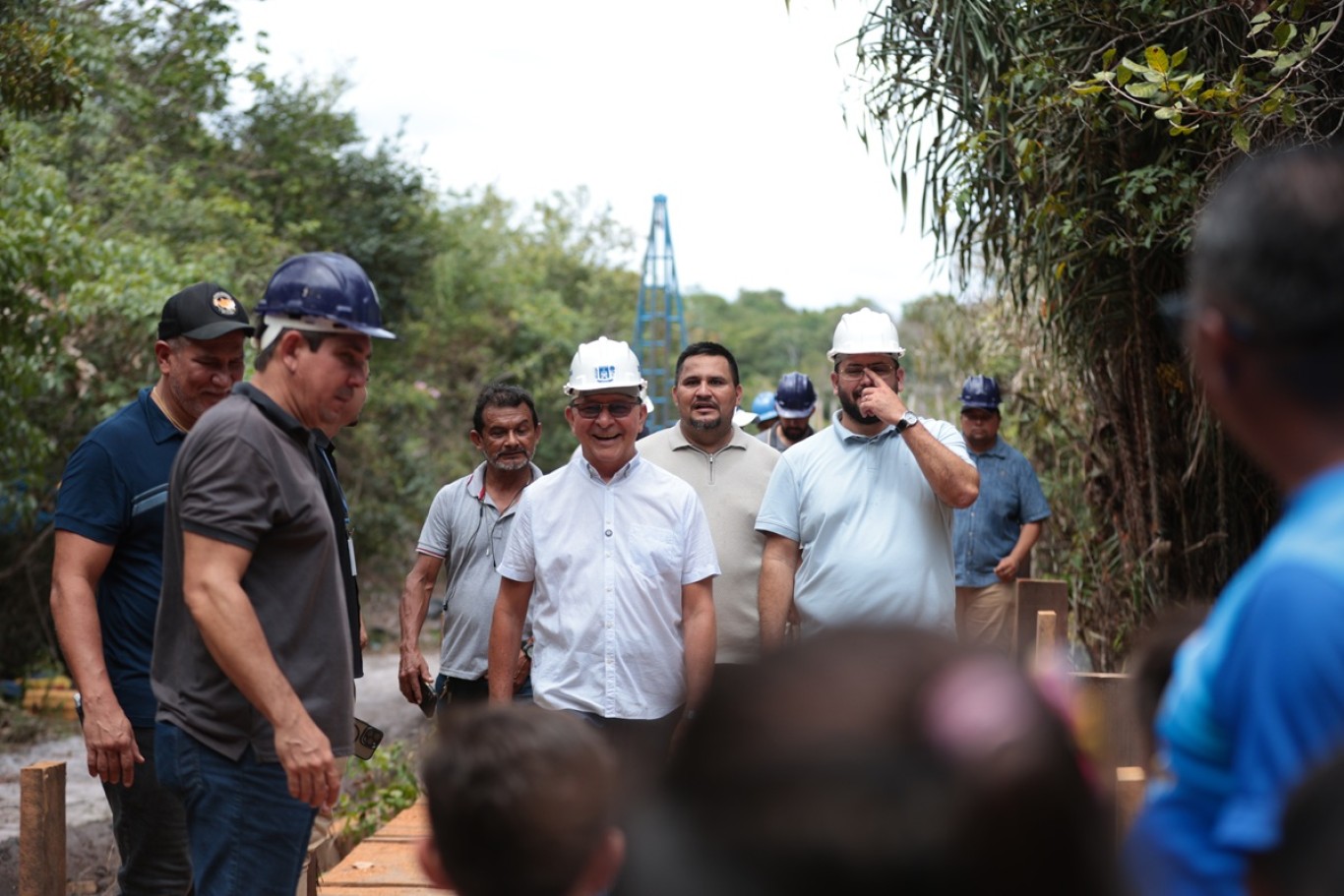 Imagem de Prefeito Zé Maria Tapajós faz vistoria às obras da ponte de madeira que interliga as comunidades Tucumatuba e Nuquini na região do Tapajós