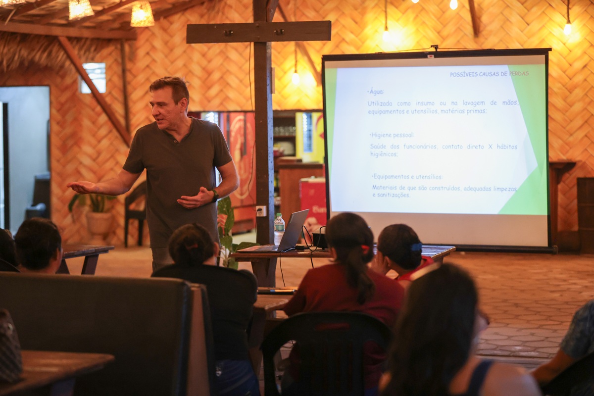 Propriet&aacute;rios e colaboradores de empreendimentos da regi&atilde;o durante a capacita&ccedil;&atilde;o.