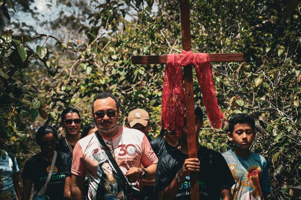 Via Sacra no meio da floresta marca, entre tantas outras manifesta&ccedil;&otilde;es religiosas de Alter do Ch&atilde;o. Foto: PasCom Par&oacute;quia de Nossa Senhora de F&aacute;tiam.