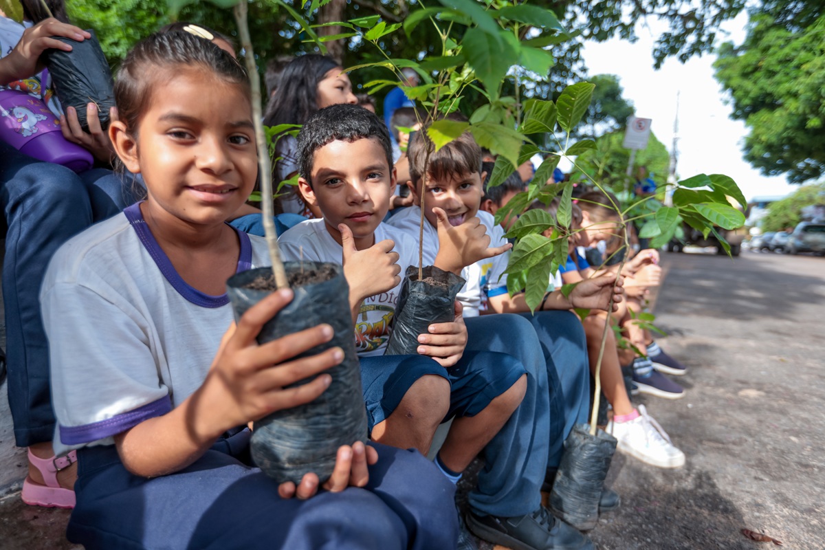 Blitz educativa e distribui&ccedil;&atilde;o de mudas de plantas na Pra&ccedil;a 7 de Setembro.
