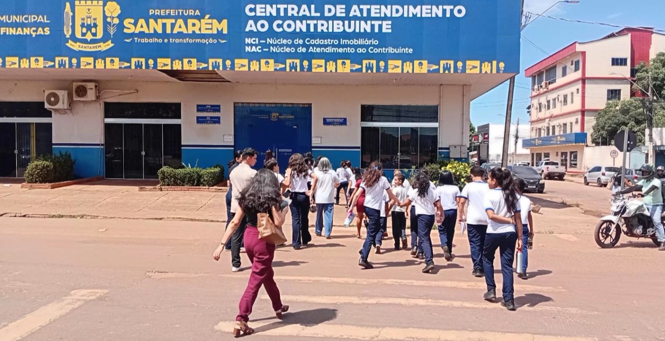 Imagem de Alunos da Escola Rotary participam de visita técnica à Secretaria de Finanças e aprendem na prática sobre o IPTU