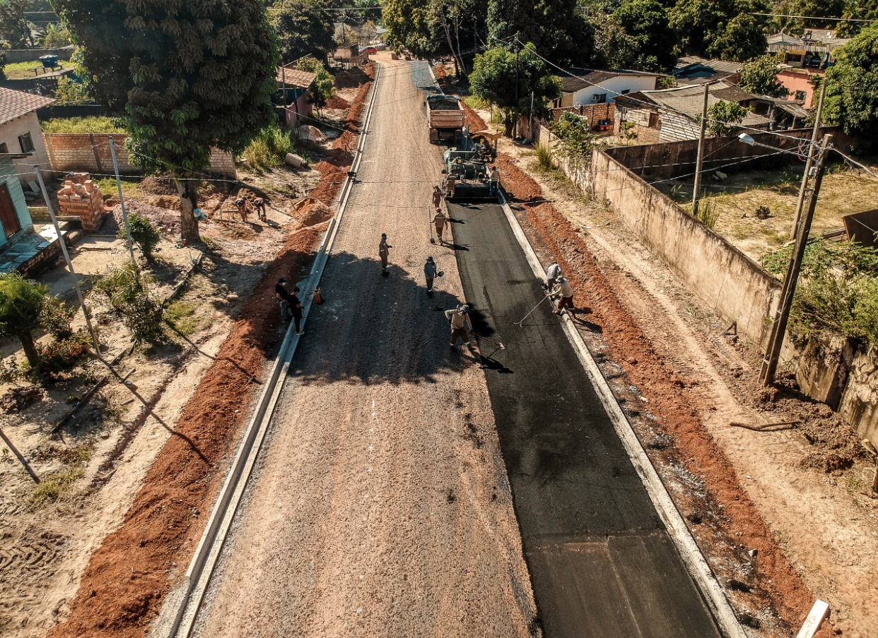 Prefeitura executa serviços de drenagem e inicia asfalto em rua do Maracanã