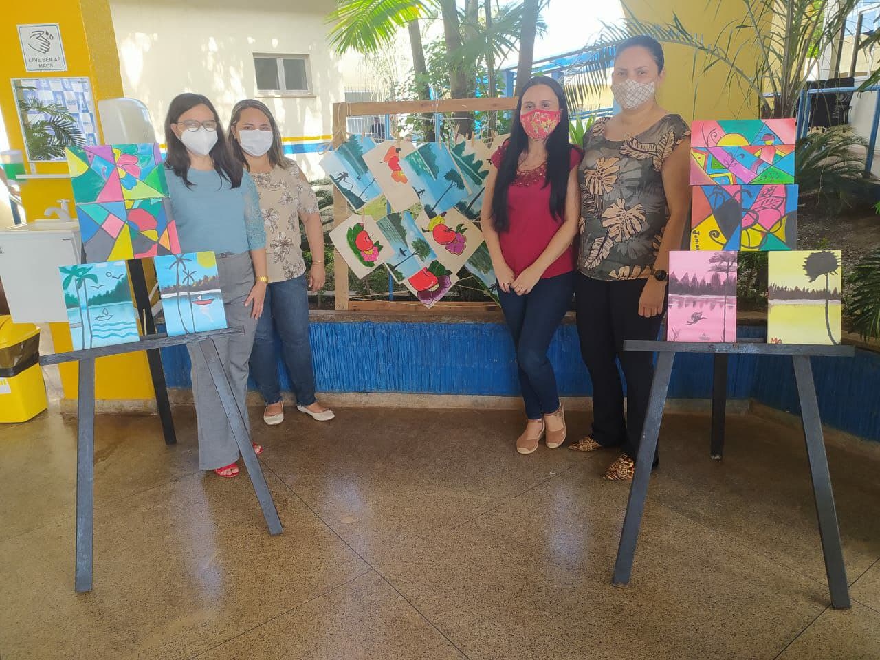 Telas pintadas por adolescentes acompanhados pelo Creas ganham exposição na Câmara Municipal