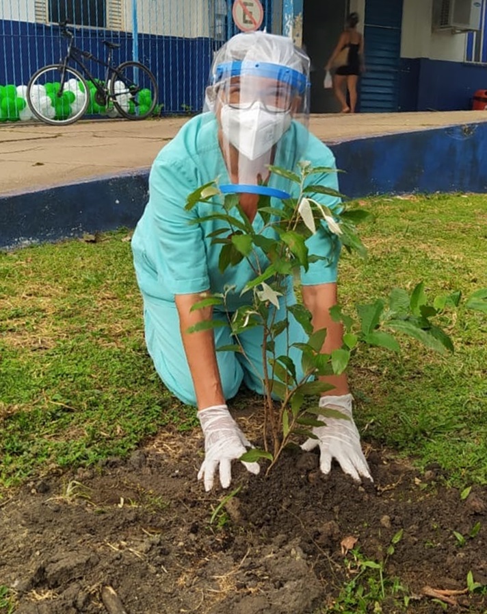 Enfermeiros plantam 18 mudas de árvores no Hospital Municipal de Santarém
