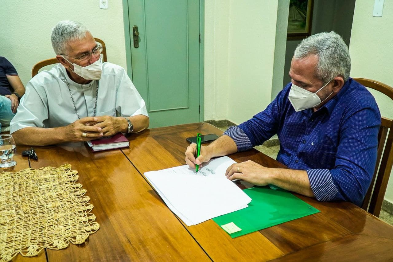 Prefeito assina termo de cessão de uso de bem imóvel para a atividades da Pastoral do Menor no Tiningu