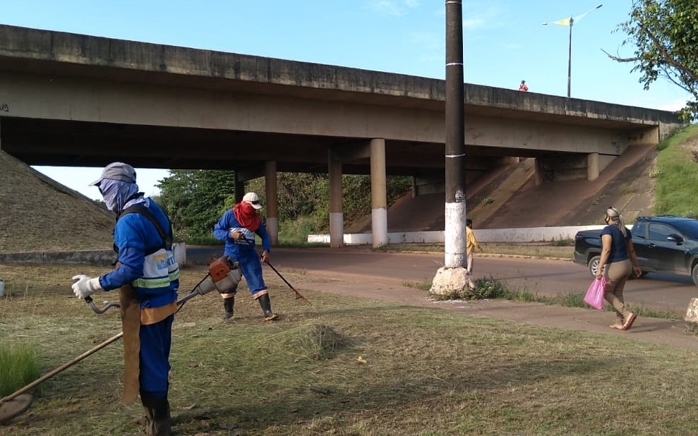 Agentes de limpeza pública executam cronograma de limpeza na área urbana de Santarém