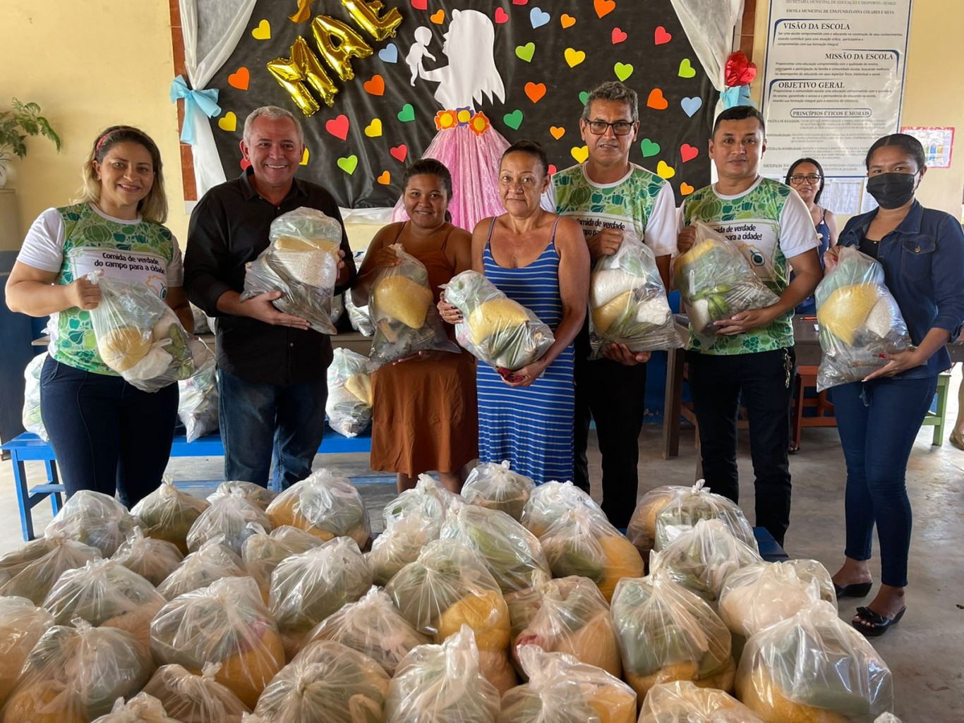 Prefeitura entrega cestas de alimentos do PAB para famílias do bairros Vitória Régia e Ipanema