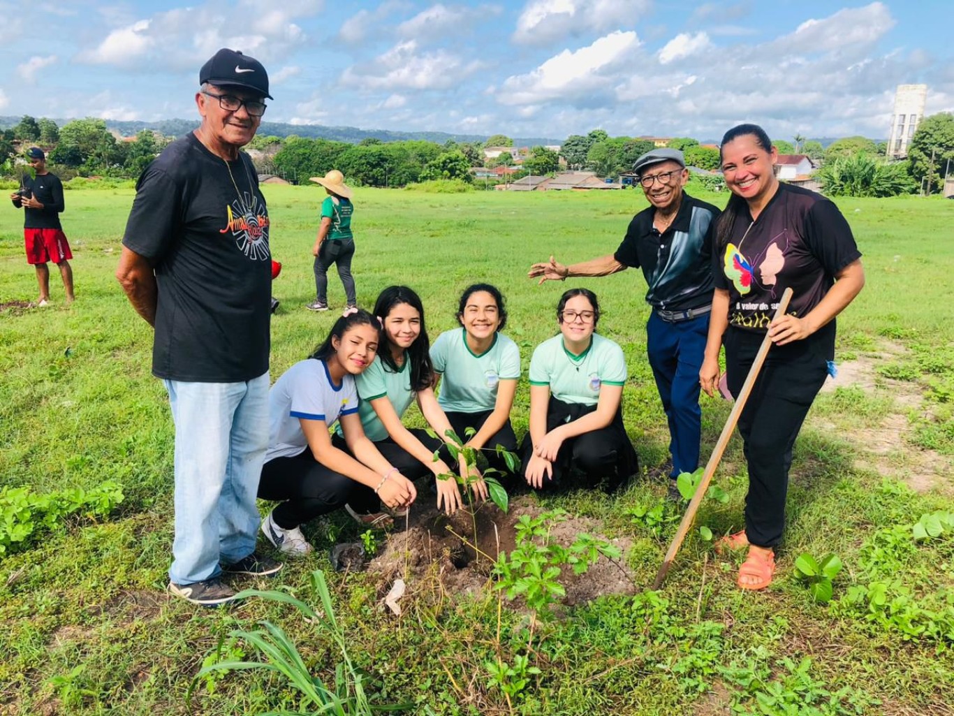 Prefeitura transforma antiga área de descarte de lixo em campo de futebol