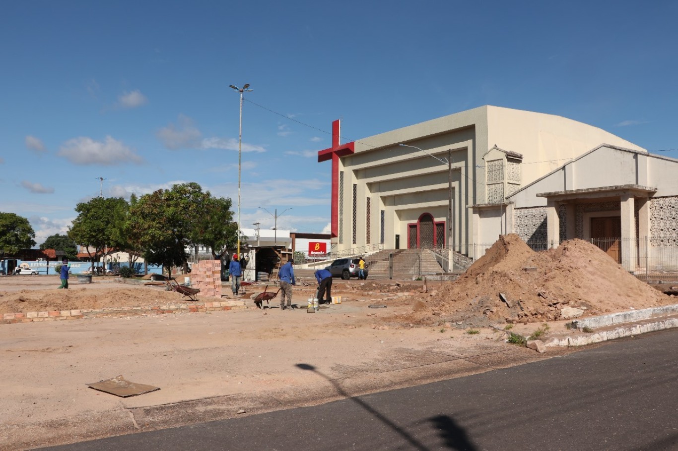 Obras de revitalização da Praça do Santíssimo avançam em Santarém