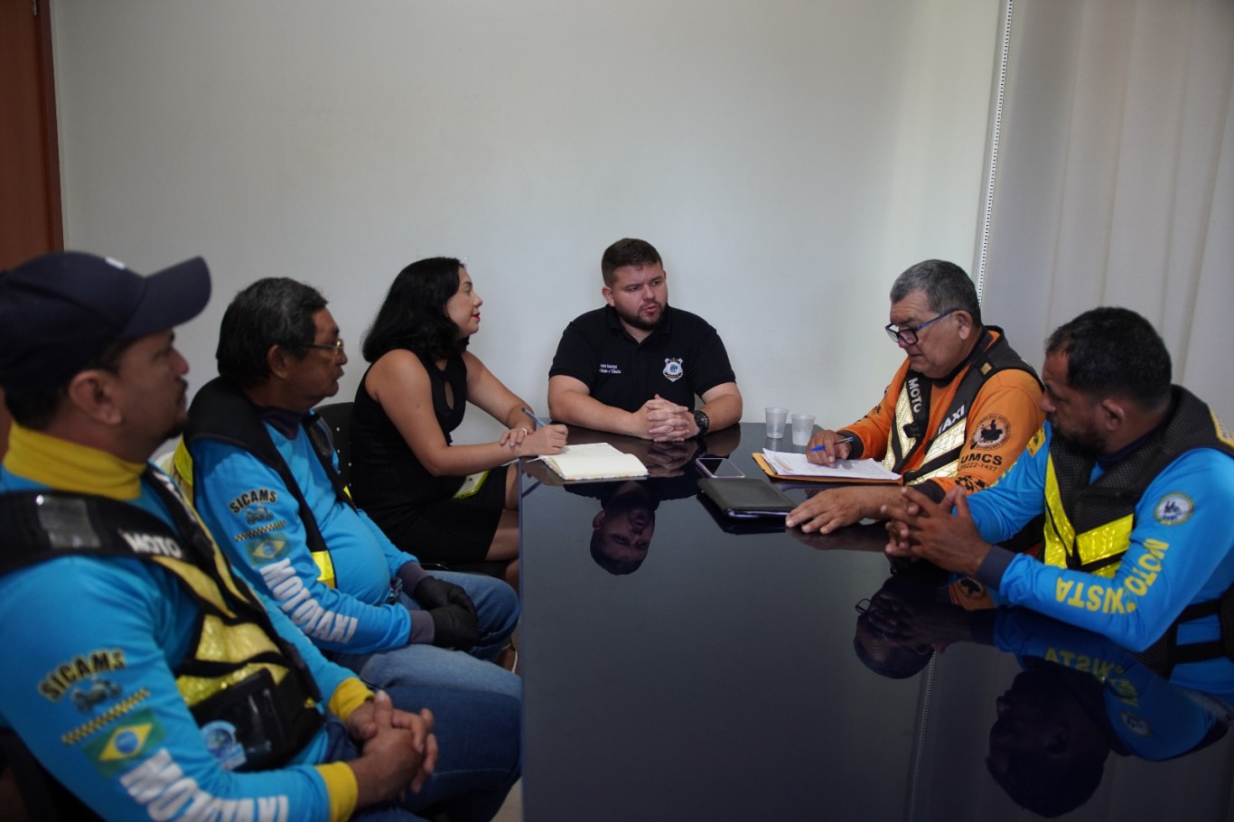 SMT discute melhorias para mototaxistas em reunião com representantes da categoria