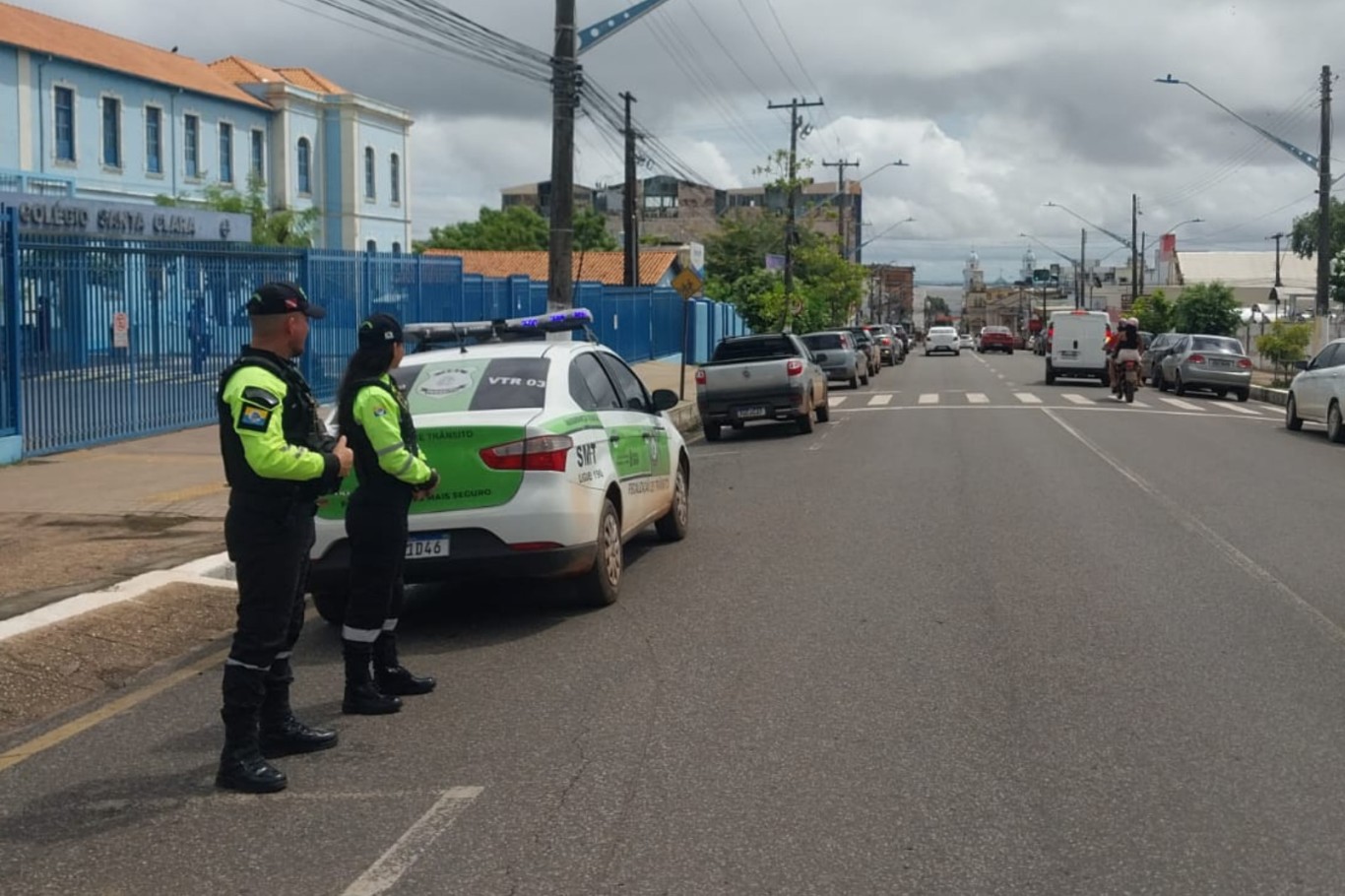 Imagem de Fiscalização em áreas escolares, para coibir estacionamento irregular e fila dupla, é intensificada