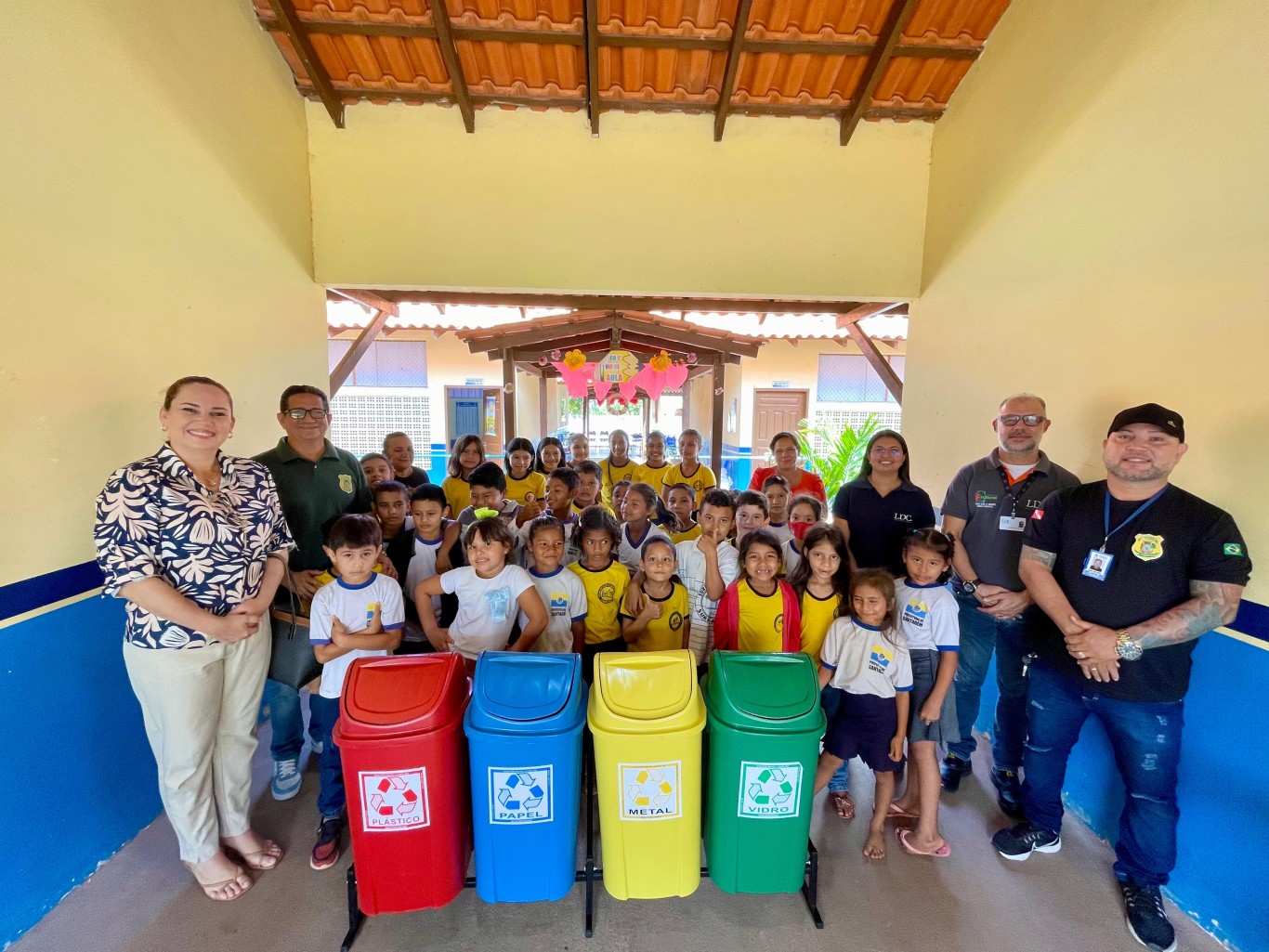 Imagem de Prefeitura de Santarém entrega lixeiras de coleta seletiva para escolas participantes de gincana ambiental