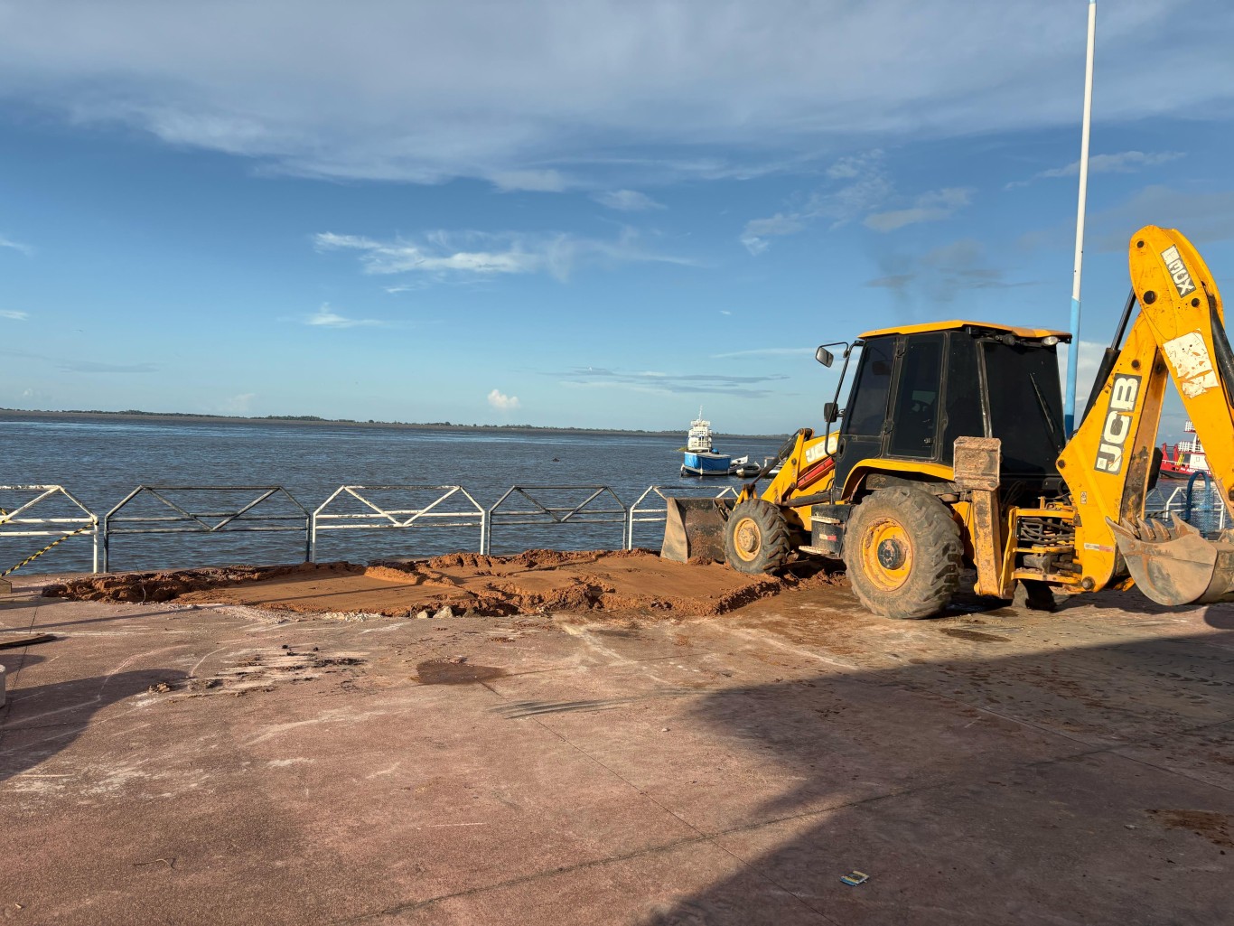 Prefeitura de Santarém executa reparo na orla da Vila Arigó