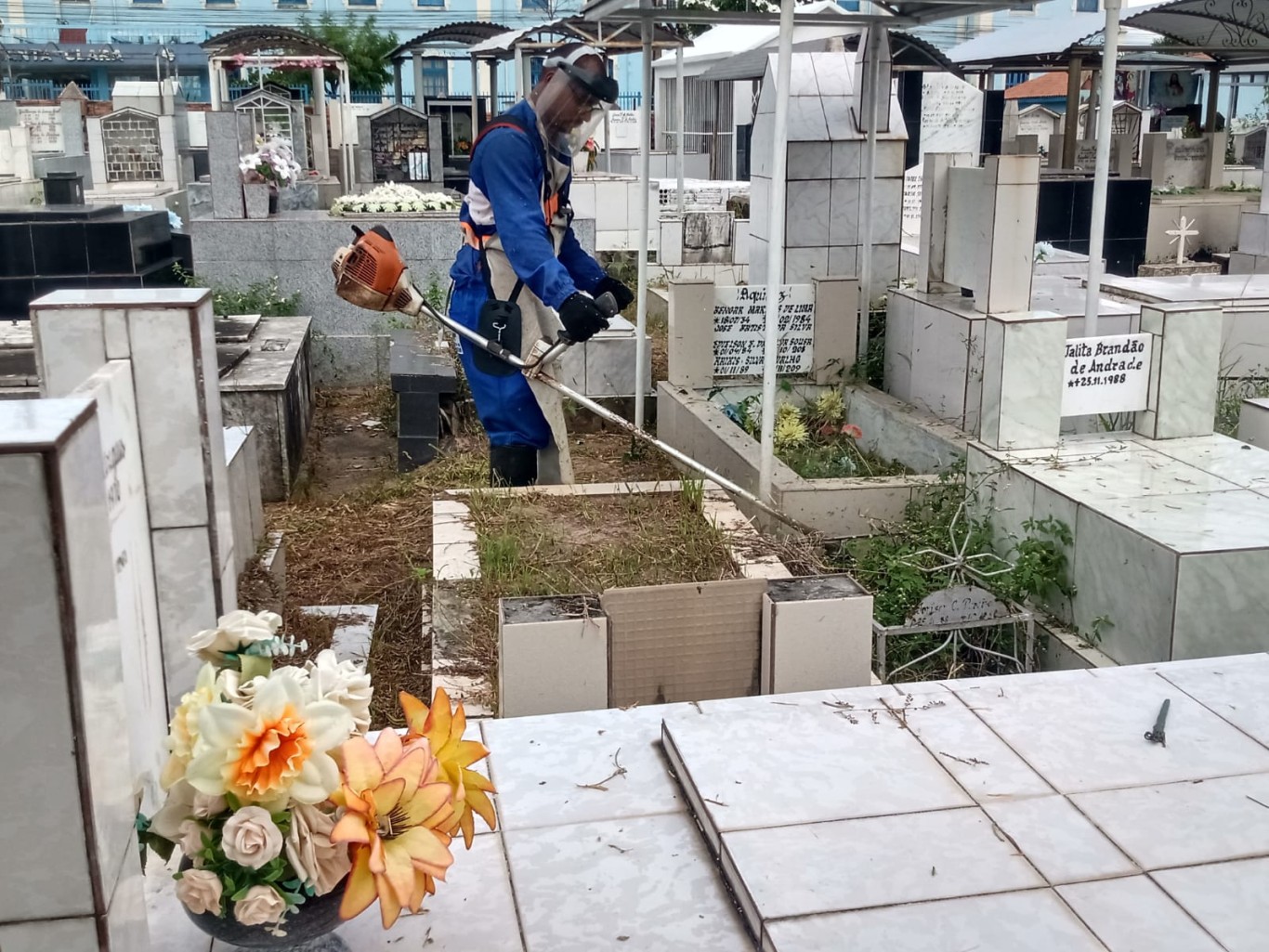 Cemitérios recebem limpeza para visita do Dia das Mães