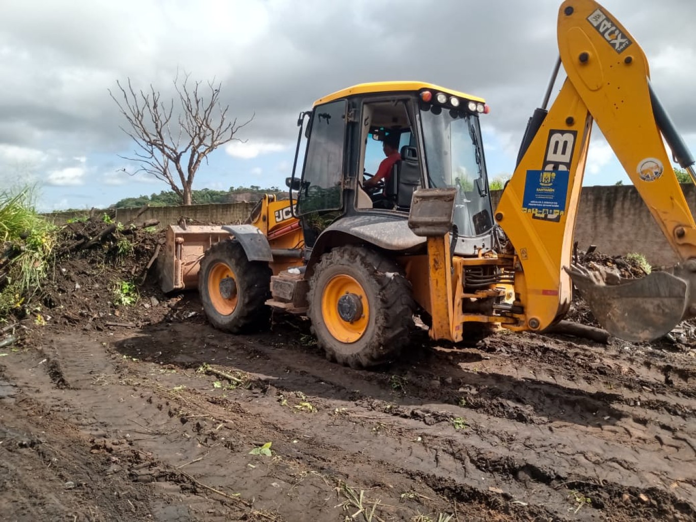 Imagem de Prefeitura de Santarém realiza melhorias para a mobilidade urbana com a retirada de entulho e terraplenagem